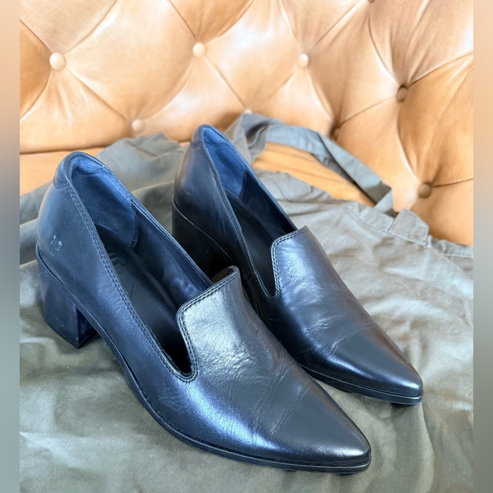 Frye Sadie Venetian loafer size 10 black
Excellent condition 
Small scuffed area